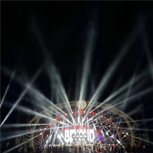 南拳妈妈《下雨天》带来青春回忆 青岛金沙滩啤酒城电音开唱