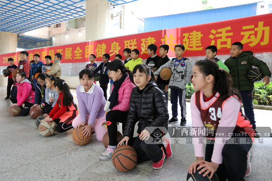 [旅游文体-图文]南宁市全民健身联建共建：篮球进校园 孩子动起来