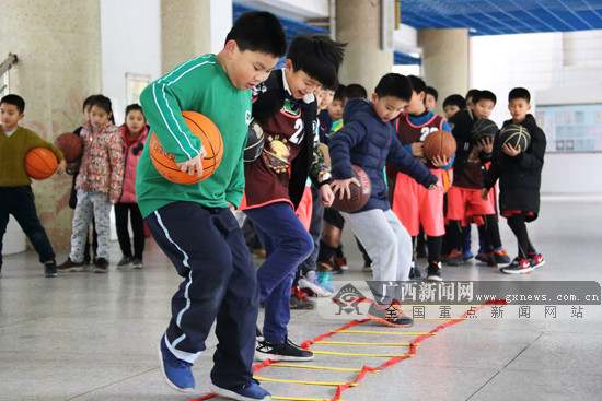 [旅遊文體-圖文]南寧市全民健身聯建共建：籃球進校園 孩子動起來