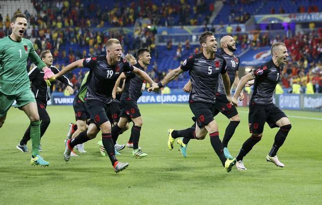 阿尔巴尼亚创历史将揽重奖 球员获颁外交护照