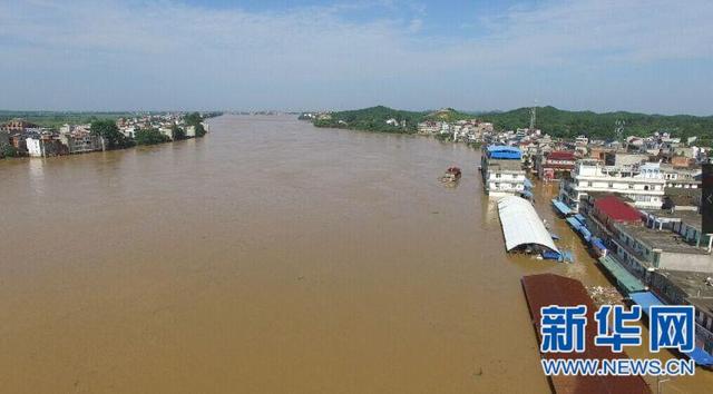 江西鄱陽縣一河道圩堤出現潰口 數千人緊急轉移