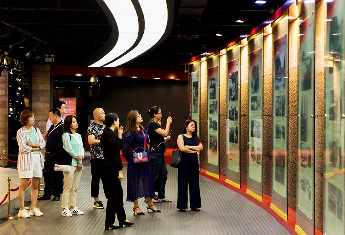 02【吉林】【原创】【中国城市榜微博】“特色产业看中国——探访长春汽车产业”采访团走进中国一汽红旗文化展馆 看红旗汽车历史