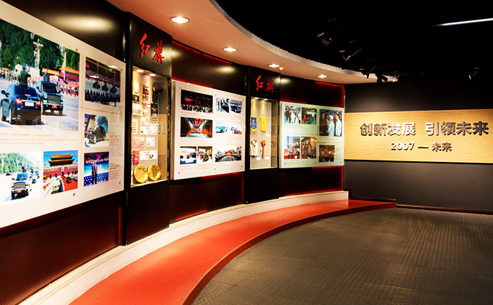 02【吉林】【原创】【中国城市榜微博】“特色产业看中国——探访长春汽车产业”采访团走进中国一汽红旗文化展馆 看红旗汽车历史