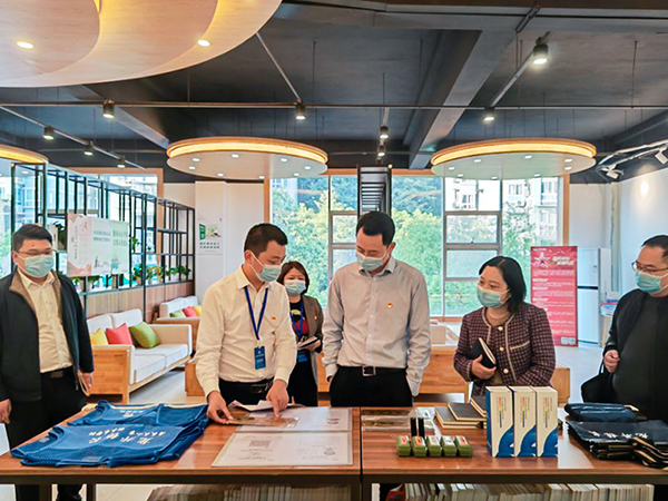 自贡市委组织部副部长曾平调研大安区龙井街道党建工作_fororder_2调研现场