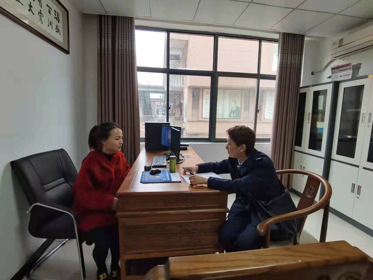 走进企业送政策 贴心服务解难题——碧江区税务局为企业发展添动力