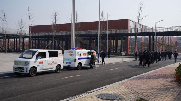 橙仕安特威智能核酸采样舱车亮相并投入使用