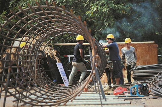 柳州鳳凰嶺建橋忙