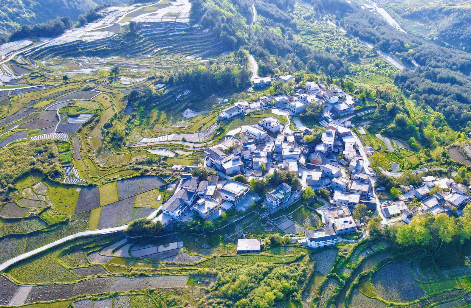 （中首）貴陽花溪石門村：田園間春意盎然