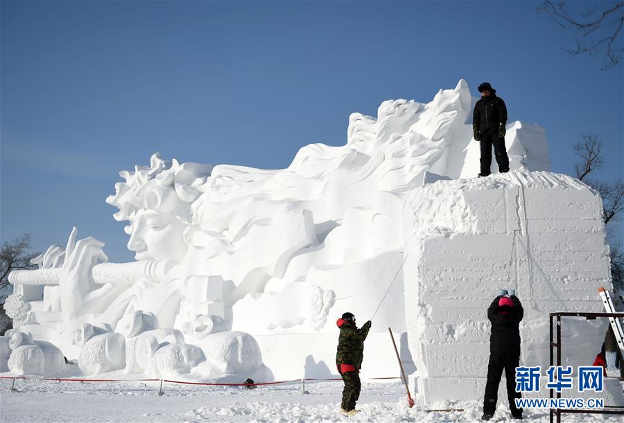 哈尔滨：国际雪雕比赛开铲