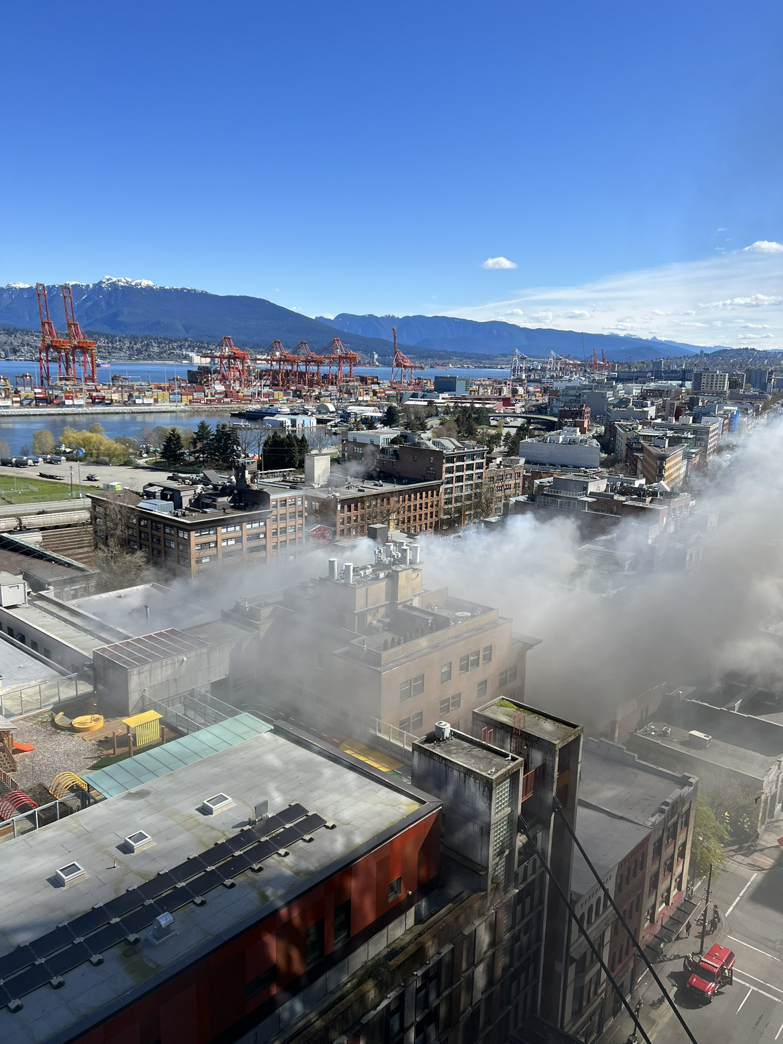 加拿大温哥华失火建筑楼顶坍塌 火灾已致5人受伤送医