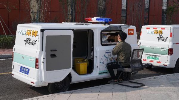 橙仕安特威智能核酸采样舱车亮相并投入使用