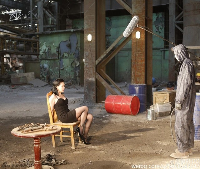 组图:看着都心疼!小s惨遭捆绑踢打满脸淤青