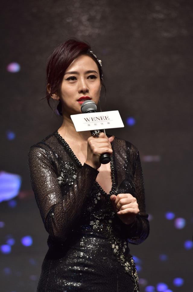 近日,翁虹现身某时尚品牌活动,当天主题是"重回纽约风,玩味1970s"