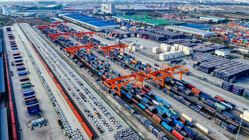 首趟中老铁路（万荣—成都）国际货运班列抵达成都国际铁路港_fororder_成都国际铁路港-供图-成都市青白江区委宣传部