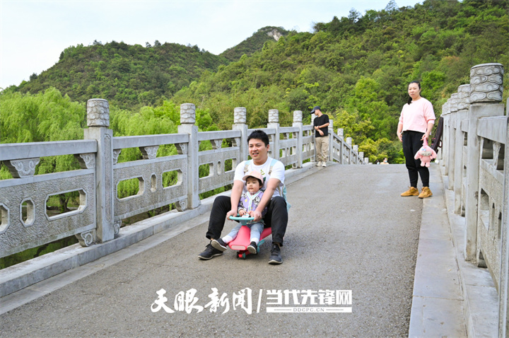 （中首）贵阳花溪十里河滩：人间最美四月天 踏青游玩正当时