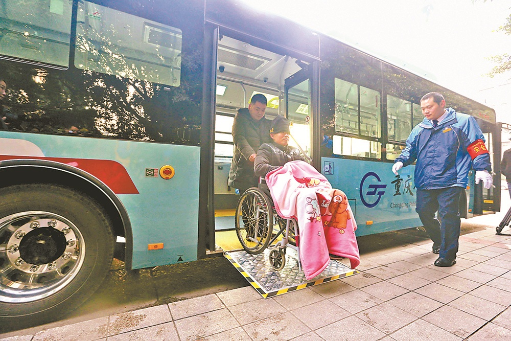 【焦点图】重庆市首批一级踏步公交车投用