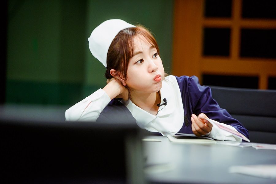 《明星大侦探3》杨蓉扮护士 给大张伟打针引爆笑