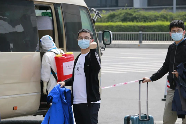 礼遇逆行 成都援建上海方舱医院团队不负使命平安归蓉_fororder_援建人员到达隔离酒店-供图-四川天府新区党群工作部宣传处