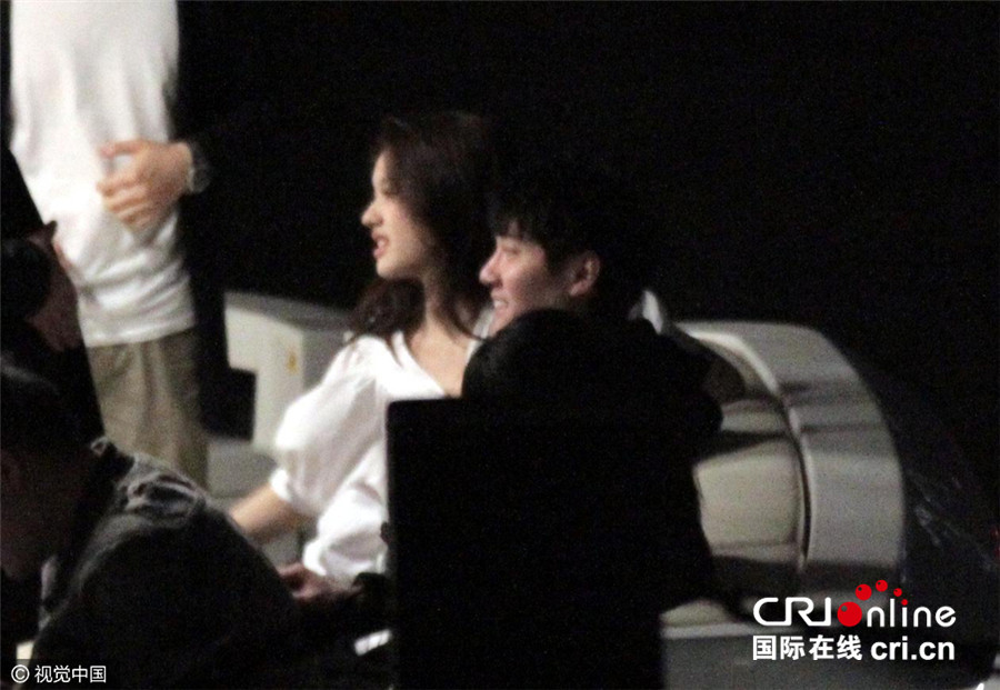 林允否认恋情遭打脸 与冯绍峰租游艇甜蜜出游