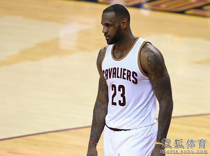 总决赛10大瞬间：库里遭逐骂裁判 詹皇夺冠泪崩