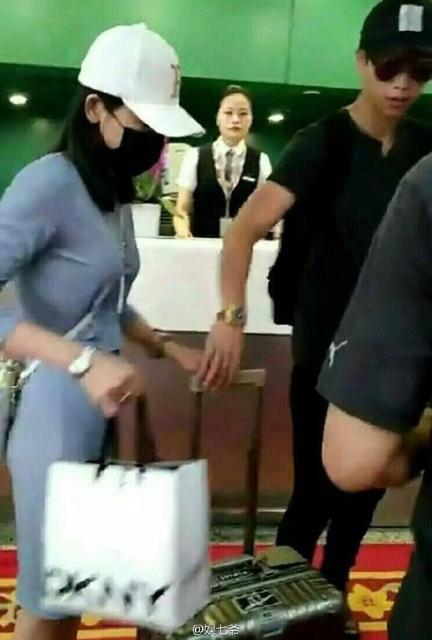 组图：魏晨和女友机场牵手秀恩爱 两人相恋已9年_娱乐_腾讯网