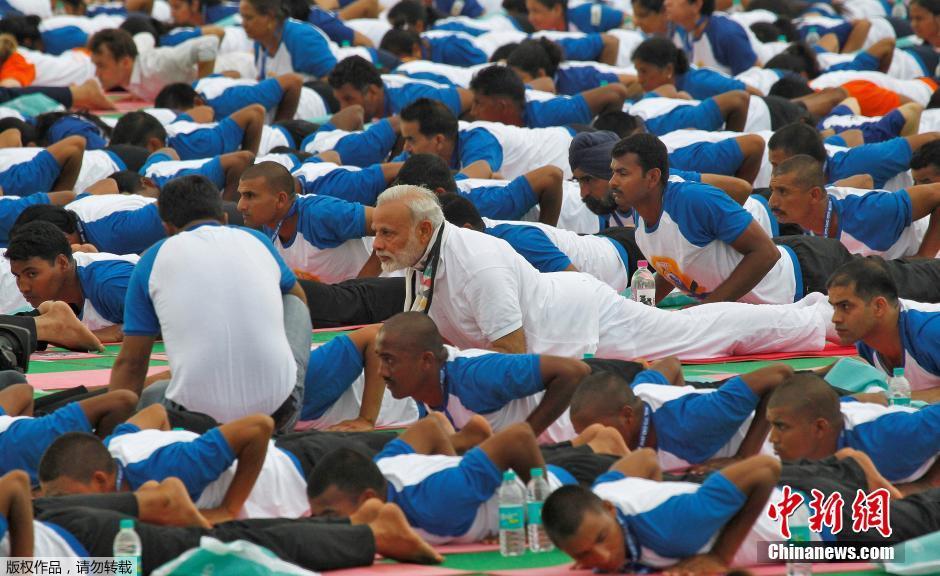 印度民众迎世界瑜伽日 总理莫迪参与其中动作标准