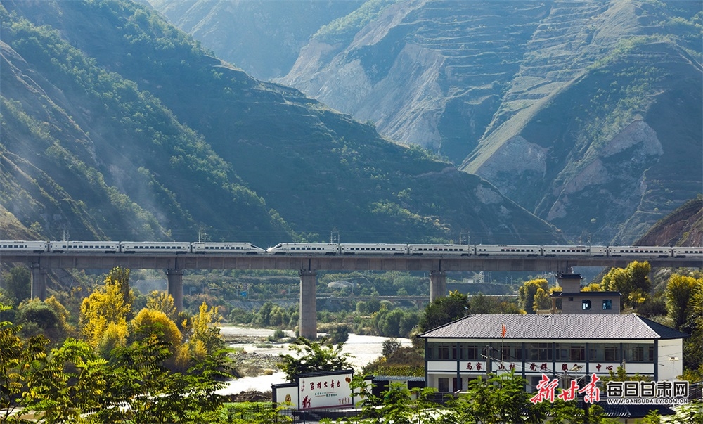 【焦點圖】高鐵穿過麥積區石佛鎮馬家山村成為一道獨特風景