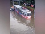 俄多地暴雨成灾：公交车被水困 街道上能游泳(视频)