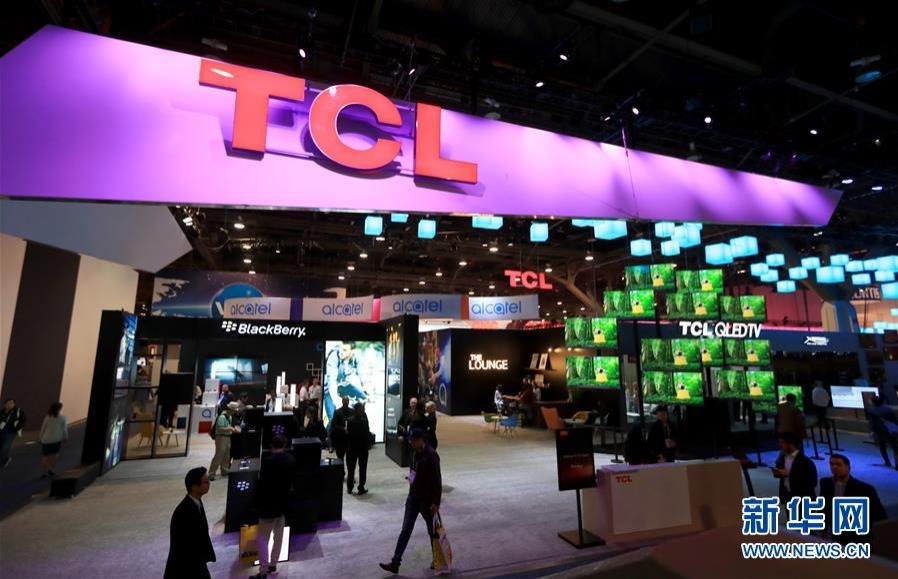 1月9日，观众在美国拉斯维加斯消费电子展TCL展台参观。新华社记者 李颖 摄