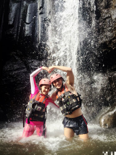 张伦硕赞45岁钟丽缇萌萌哒 两人水中比心好甜蜜