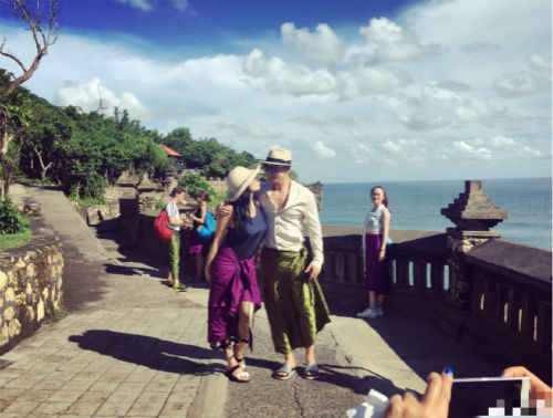 张伦硕赞45岁钟丽缇萌萌哒 两人水中比心好甜蜜