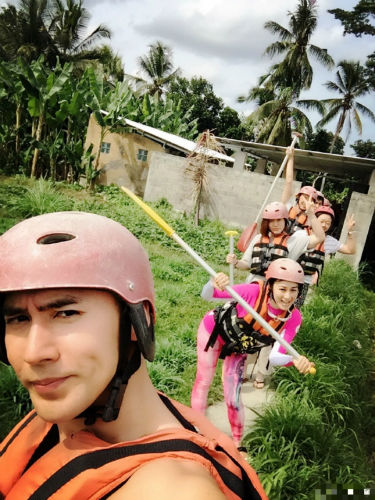 张伦硕赞45岁钟丽缇萌萌哒 两人水中比心好甜蜜