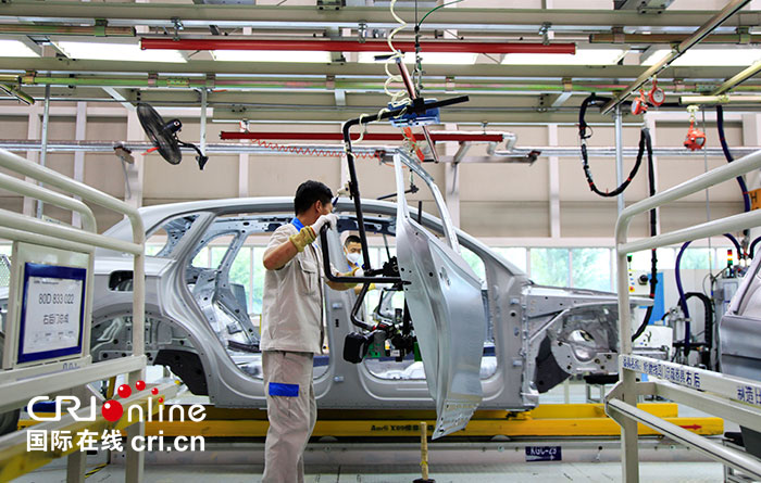 02【吉林】【原创】【译德语发Facebook】“特色产业看中国——探访长春汽车产业”采访团走进一汽-大众长春奥迪Q工厂