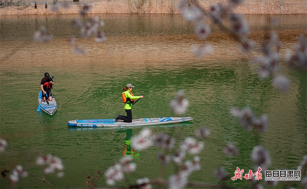 人在畫中游 花在山上開 春日炳靈湖美得有些過分了