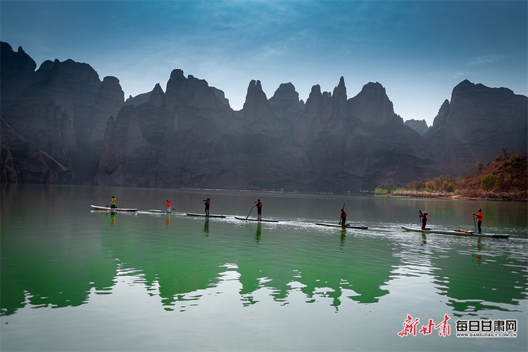 人在画中游 花在山上开 春日炳灵湖美得有些过分了