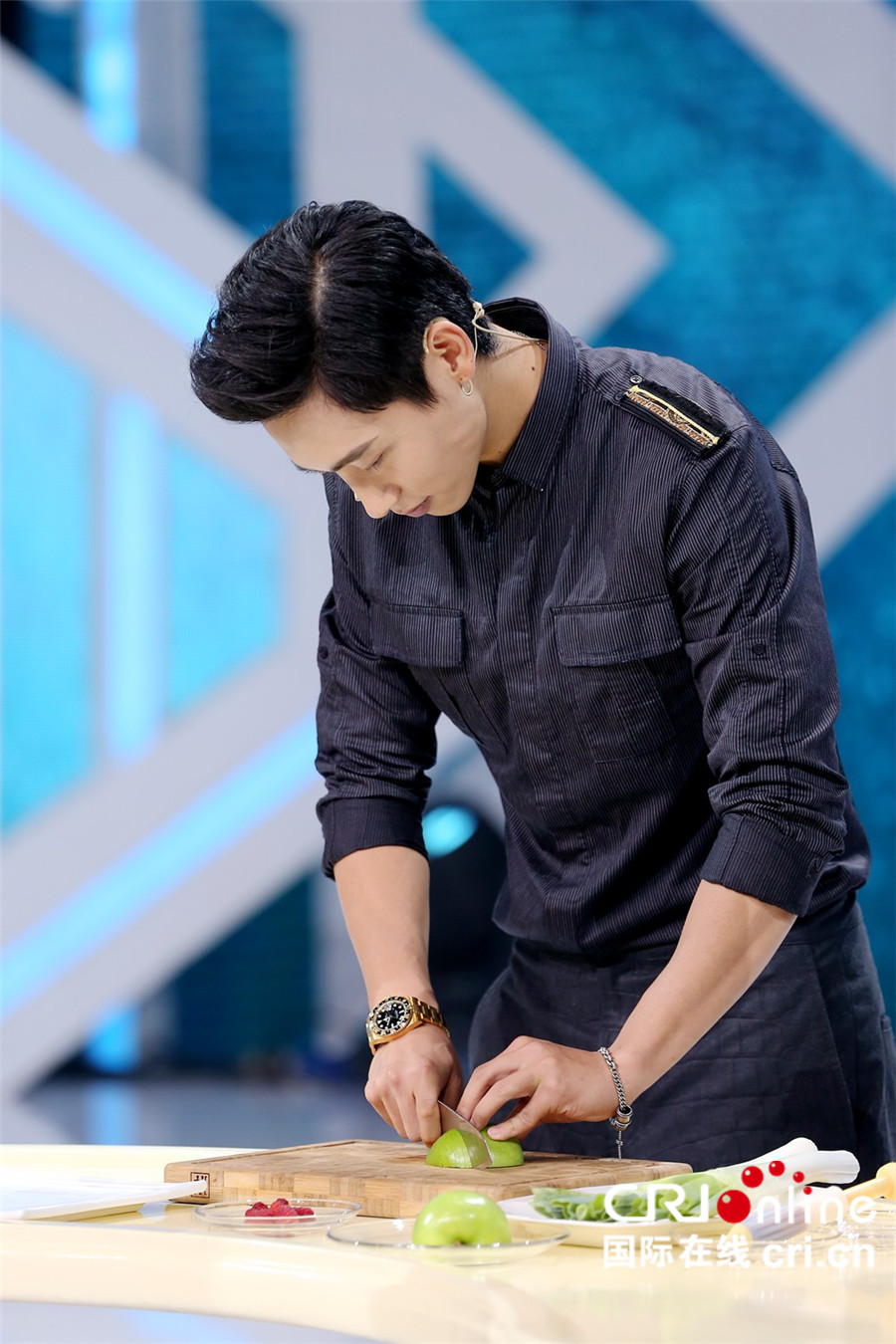 魏晨《透鲜》展厨艺 大胆“挑衅”山鸡哥