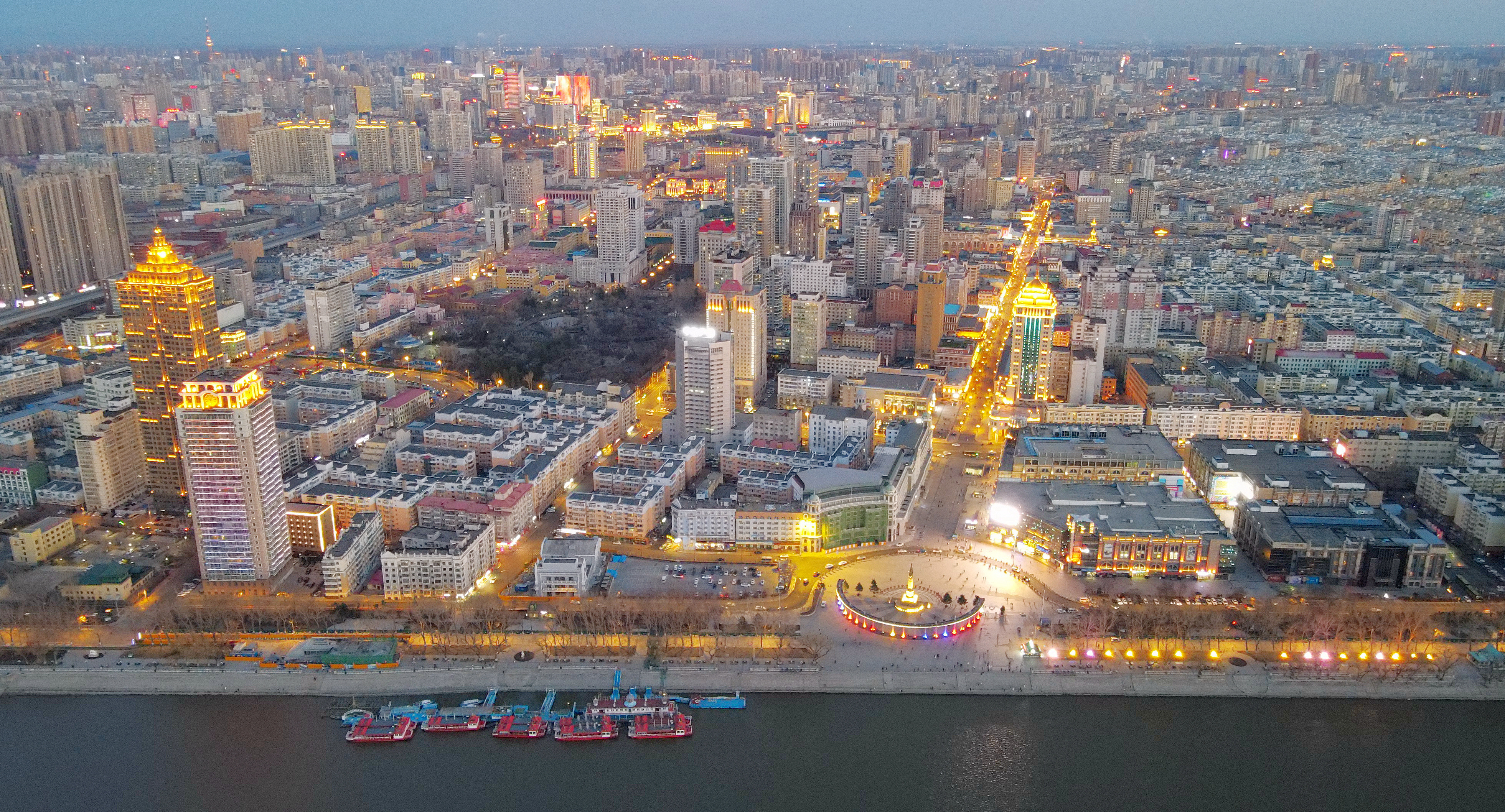 春水映襯 冰城璀璨夜