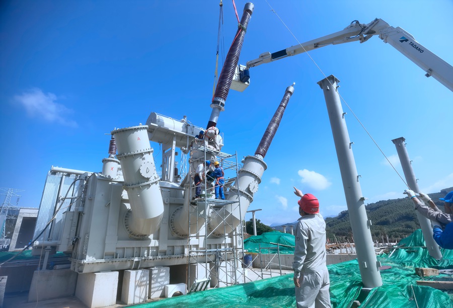 闽粤联网工程首台"巨无霸"换流变压器运抵就位 工程全面进入电气安装