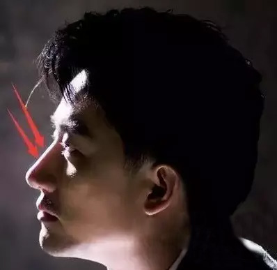 亲爱的翻译官黄轩鼻子透光被疑整容图