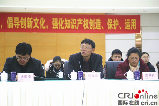 张耀恒(中)在座谈会中发言