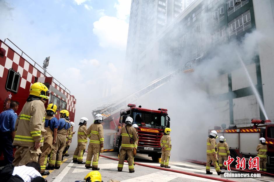 香港一迷你仓发生火灾 消防员1死7伤