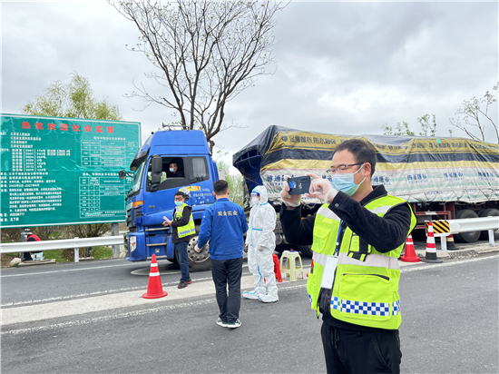 甘當防疫“小隊長” 泰州興化市戴南鎮駐廠員“馬路日記”寫滿信心_fororder_圖片2_副本