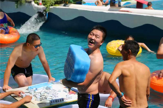 【社會民生】重慶迎高溫 市民遊客坐冰桶玩麻將消暑