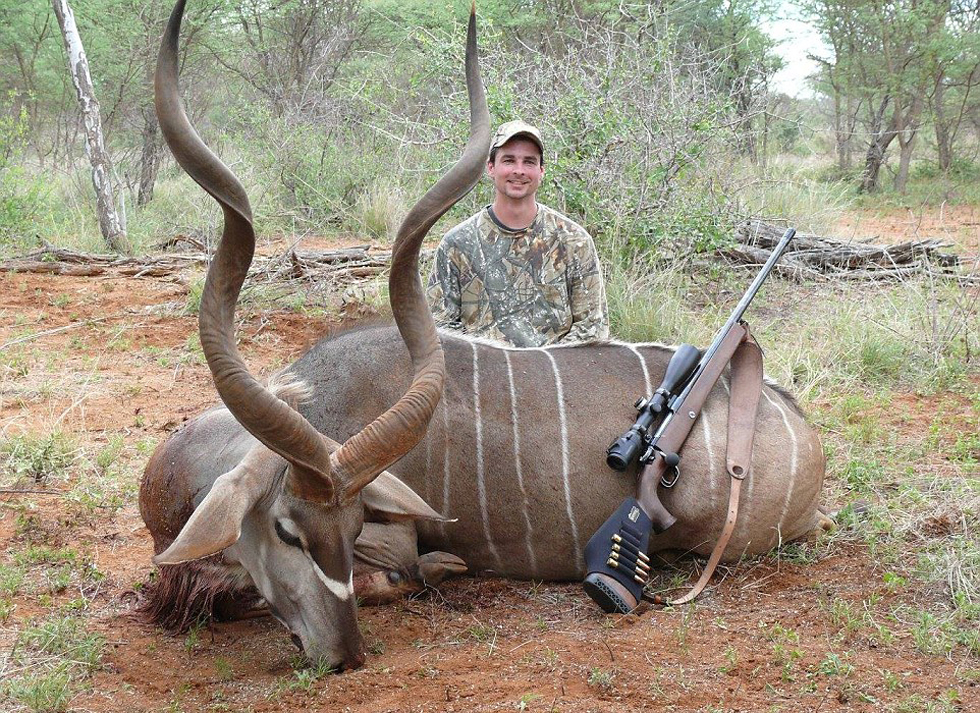 瑞典男子晒南非打猎照引公愤称长颈鹿肉最好吃组图