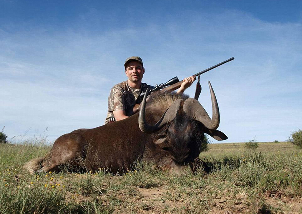 瑞典男子晒南非打猎照引公愤称长颈鹿肉最好吃组图