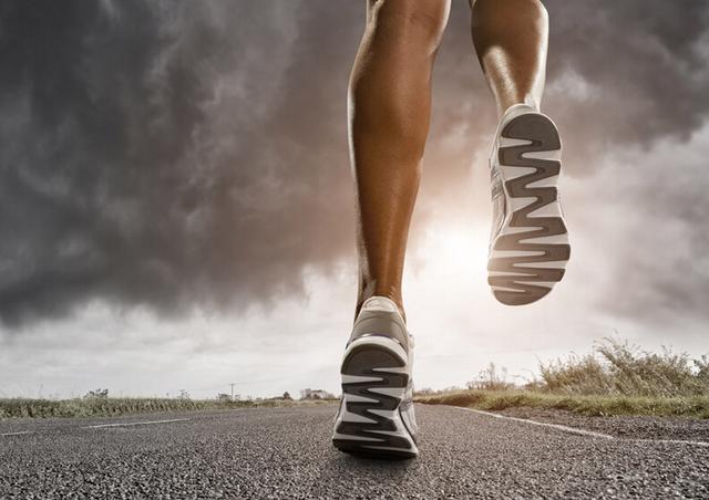 澳大利亚科学家发现 穿运动鞋跑步是有弊端的