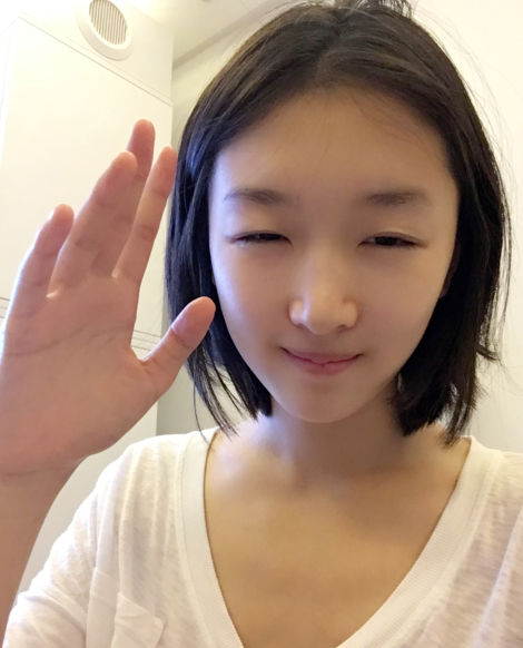 一言不合就素颜 周冬雨眯眼拍照自黑成瘾