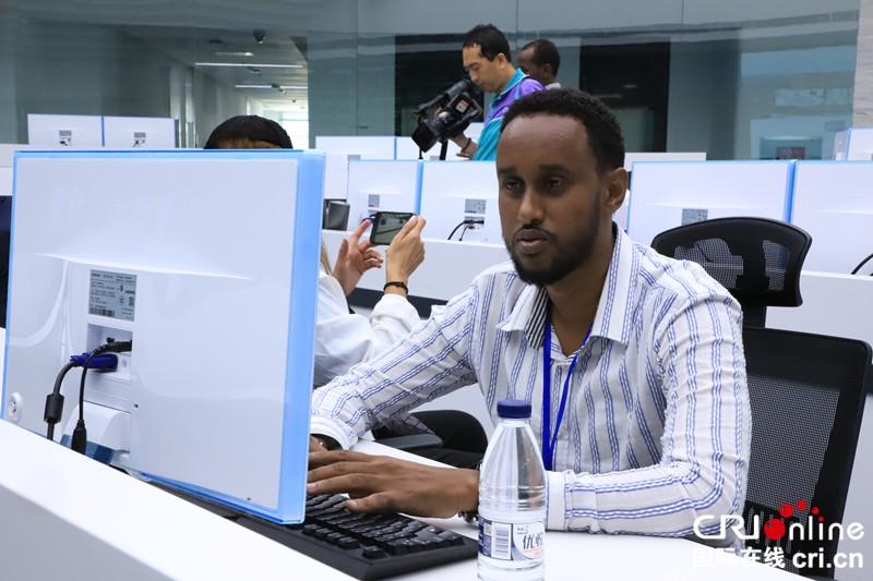 (在文中作了修改)【黑龍江】【原創】走進平房區智慧運營中心 “城市大腦”震撼外媒記者