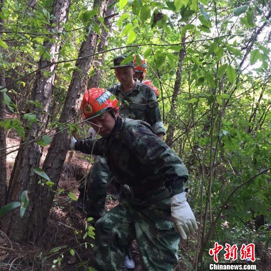武警水电部队全力奋战广西平乐山体坍塌抢险一线