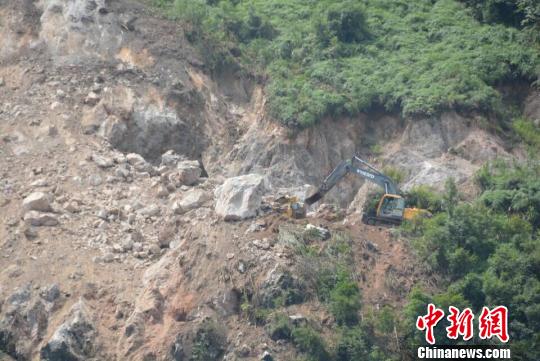 武警水电部队全力奋战广西平乐山体坍塌抢险一线